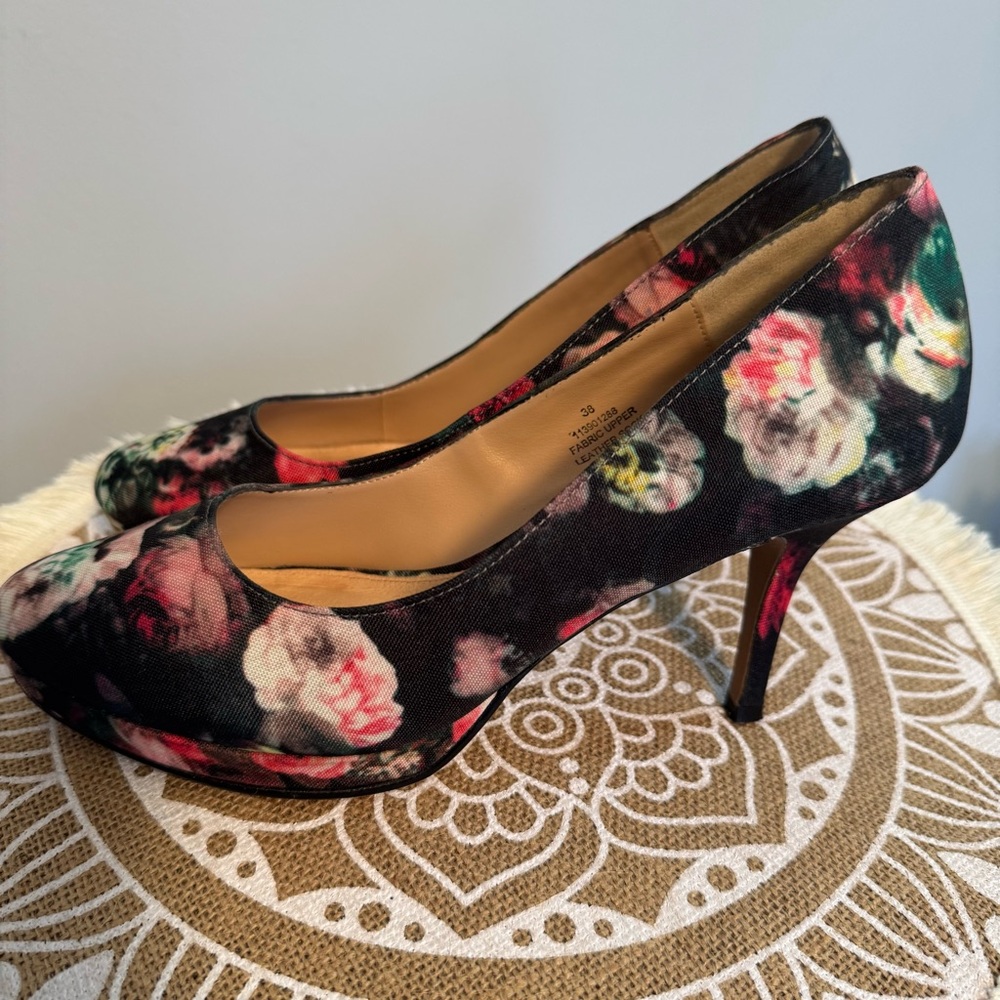 LEFT & Right Heels Pumps Floral Size 7.5 38